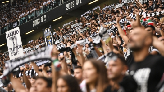 Foto Fabio Ferrari/LaPresse 16 Settembre 2023 - Torino, Italia - sport, calcio - Juventus vs Lazio - Campionato italiano di calcio Serie A TIM 2023/2024 - Juventus Stadium. Nella foto:Tifosi Juventus September 16, 2023 Turin, Italy - sport, calcio -Juventus vs Lazio - Italian Serie A Football Championship 2023/2024 - Juventus Stadium. In the pic:Supporter juventus