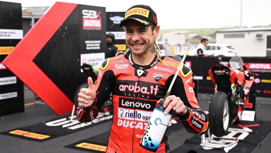 epa10315386 Spanish rider Alvaro Bautista of Aruba.it Racing Ducati team celebrates winning WorldSBK Race Two of the Superbike World Championship on Phillip Island, Victoria, Australia, 20 November 2022.  EPA/JOEL CARRETT  AUSTRALIA AND NEW ZEALAND OUT