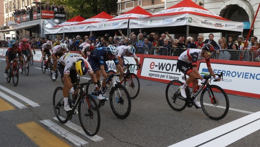 Tre Valli Varesine 2022 - 101st Edition - Busto Arsizio - Varese 196,3 km - 04/10/2022 - Tadej Pogacar (SLO - UAE Team Emirates) - Sergio Higuita (COL - Bora - Hansgrohe) - Alejandro Valverde (ESP - Movistar Team) - photo Roberto Bettini/SprintCyclingAgencyÂ©2022