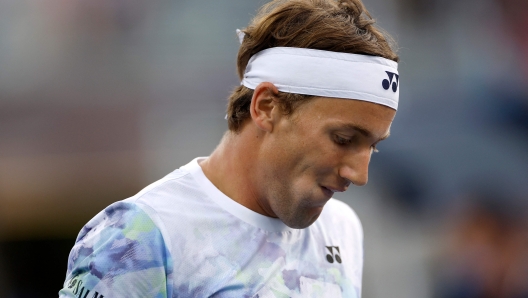 NEW YORK, NEW YORK - AUGUST 30: Casper Ruud of Norway reacts after a point against Zhizhen Zhang of China during their Men's Singles Second Round match on Day Th of the 2023 US Open at the USTA Billie Jean King National Tennis Center on August 30, 2023 in the Flushing neighborhood of the Queens borough of New York City.   Sarah Stier/Getty Images/AFP (Photo by Sarah Stier / GETTY IMAGES NORTH AMERICA / Getty Images via AFP)