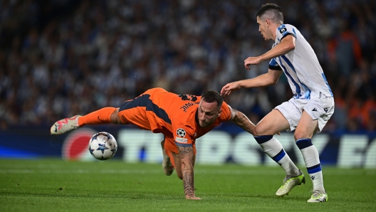 SAN SEBASTIAN, SPAIN - SEPTEMBER 20:  Marko Arnautovic of FC Internazionale competes for the ball with Robin Le Normand of Real Sociedad during the UEFA Champions League match between Real Sociedad and FC Internazionale  at Reale Arena on September 20, 2023 in San Sebastian, Spain. (Photo by Mattia Ozbot - Inter/Inter via Getty Images)