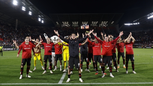 Rennes players celebrate their 3-0 victory at the end of an Europa League group F soccer match between Rennes and Maccabi Haifa, at the Roazhon Park Stadium, in Rennes, France, Thursday, Sept. 21, 2023. (AP Photo/Jeremias Gonzalez)