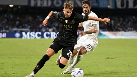 NAPLES, ITALY - SEPTEMBER 02: Jasper Lindstrom of SSC Napoli battles for possession with Luis Alberto of SS Lazio during the Serie A TIM match between SSC Napoli and SS Lazio at Stadio Diego Armando Maradona on September 02, 2023 in Naples, Italy. (Photo by Francesco Pecoraro/Getty Images)