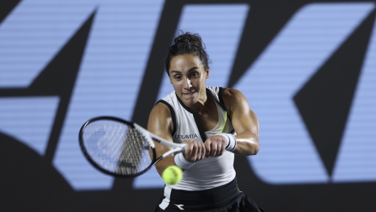 epa10876093 Martina Trevisan from Italy in action against Caroline Dolehide from the US during a match at the Guadalajara Open WTA 1000 Tennis Tournament at the Pan American Tennis Center in Guadalajara, Jalisco, Mexico, 21 September 2023.  EPA/Ivan Villanueva