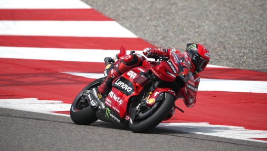 epa10876409 Italian rider Francesco Bagnaia of team Ducati Lenovo during a practice session for the Motorcycling Grand Prix of India, in Dankaut, near Greater Noida, India, 22 September 2023. The inaugural Motorcycling Grand Prix of India is held at Buddh International Circuit on 24 September 2023.  EPA/RAJAT GUPTA