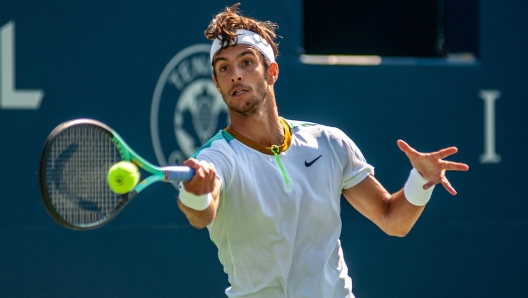 epa10794046 Lorenzo Musetti of Italy in action against Daniil Medvedev of Russia during the men's third round match at the 2023 National Bank Open tennis tournament in Toronto, Canada, 10 August 2023.  EPA/EDUARDO LIMA