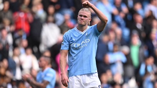 Manchester City's Norwegian striker #09 Erling Haaland celebrates on the final whistle of the English Premier League football match between Manchester City and Nottingham Forest at the Etihad Stadium in Manchester, north west England, on September 23, 2023. City won the game 2-0. (Photo by Oli SCARFF / AFP) / RESTRICTED TO EDITORIAL USE. No use with unauthorized audio, video, data, fixture lists, club/league logos or 'live' services. Online in-match use limited to 120 images. An additional 40 images may be used in extra time. No video emulation. Social media in-match use limited to 120 images. An additional 40 images may be used in extra time. No use in betting publications, games or single club/league/player publications. /