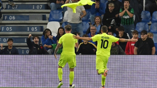 REGGIO NELL'EMILIA, ITALY - SEPTEMBER 23: Andrea Pinamonti of Sassuolo celebrates after scoring the team's third goal by throwing his shirt up during the Serie A TIM match between US Sassuolo and Juventus at Mapei Stadium - Citta' del Tricolore on September 23, 2023 in Reggio nell'Emilia, Italy. (Photo by Alessandro Sabattini/Getty Images)