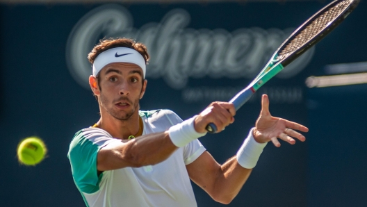 epa10794045 Lorenzo Musetti of Italy in action against Daniil Medvedev of Russia during the men's third round match at the 2023 National Bank Open tennis tournament in Toronto, Canada, 10 August 2023.  EPA/EDUARDO LIMA