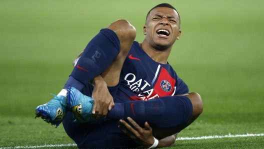 epa10881385 Paris Saint Germain's Kylian Mbappe reacts during the French Ligue 1 match between Paris Saint-Germain and Olympique de Marseille in Paris, France, 24 September 2023.  EPA/YOAN VALAT