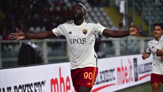 TURIN, ITALY - SEPTEMBER 24: Romelu Lukaku of AS Roma celebrates after scoring the team's first goal during the Serie A TIM match between Torino FC and AS Roma at Stadio Olimpico di Torino on September 24, 2023 in Turin, Italy. (Photo by Stefano Guidi/Getty Images)