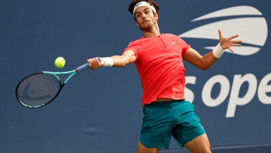 NEW YORK, NEW YORK - AUGUST 28: Lorenzo Musetti of Italy returns a shot against Titouan Droguet of France during their Men's Singles First Round match on Day One of the 2023 US Open at the USTA Billie Jean King National Tennis Center on August 28, 2023 in the Flushing neighborhood of the Queens borough of New York City.   Sarah Stier/Getty Images/AFP (Photo by Sarah Stier / GETTY IMAGES NORTH AMERICA / Getty Images via AFP)