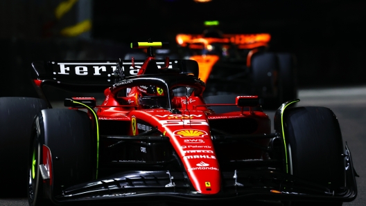 SINGAPORE, SINGAPORE - SEPTEMBER 17: Carlos Sainz of Spain driving (55) the Ferrari SF-23 leads Lando Norris of Great Britain driving the (4) McLaren MCL60 Mercedes during the F1 Grand Prix of Singapore at Marina Bay Street Circuit on September 17, 2023 in Singapore, Singapore. (Photo by Mark Thompson/Getty Images)