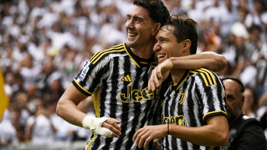 Foto Fabio Ferrari/LaPresse 16 Settembre 2023 - Torino, Italia - sport, calcio - Juventus vs Lazio - Campionato italiano di calcio Serie A TIM 2023/2024 - Juventus Stadium. Nella foto:Federico Chiesa (Juventus FC); esulta dopo il gol 2-0 von Dusan Vlahovic (Juventus FC);  September 16, 2023 Turin, Italy - sport, calcio -Juventus vs Lazio - Italian Serie A Football Championship 2023/2024 - Juventus Stadium. In the pic:Federico Chiesa (Juventus FC);  celebrates after scoring  2-0 with Dusan Vlahovic (Juventus FC);