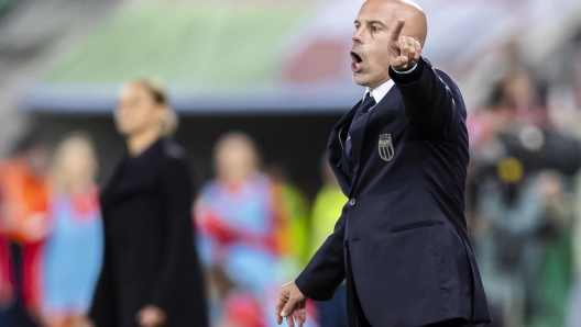 epa10877411 Italy's coach Andrea Soncin gestures during the UEFA Nations League women's soccer match between Switzerland and Italy at Kybunpark stadium in St. Gallen, Switzerland, 22 September 2023.  EPA/MICHAEL BUHOLZER