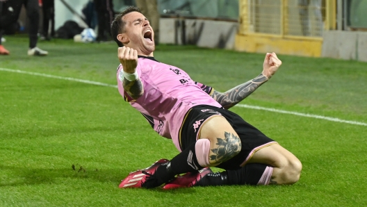 Foto Giovanni Isolino/LaPresse 19-05-2023 Palermo, Italia sport calcio Palermo vs Brescia - Serie BKT 2022/2023 nella foto: esultanza gol 1-0. Matteo Luigi Brunori   Photo Giovanni Isolino/LaPresse 19-05-2023 Palermo.  Italy sport soccer Palermo vs Brescia  - Italian Football Championship League BKT 2022/2023 in the photo: celebrates after scoring the 1-0 goal Matteo Luigi Brunori