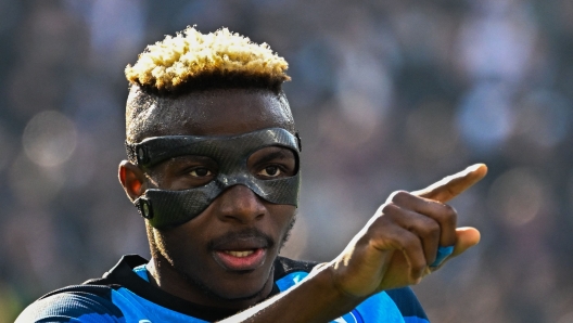 Napoli's Nigerian forward Victor Osimhen celebrates after scoring during the Italian Serie A football match between Spezia and Napoli on February 5, 2023 at the Alberto-Picco stadium in La Spezia. (Photo by Alberto PIZZOLI / AFP)