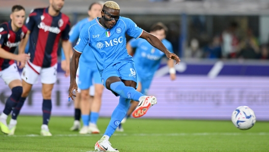 BOLOGNA, ITALY - SEPTEMBER 24: Victor Osimhen of Napoli misses a penalty kick during the Serie A TIM match between Bologna FC and SSC Napoli at Stadio Renato Dall'Ara on September 24, 2023 in Bologna, Italy. (Photo by Alessandro Sabattini/Getty Images)