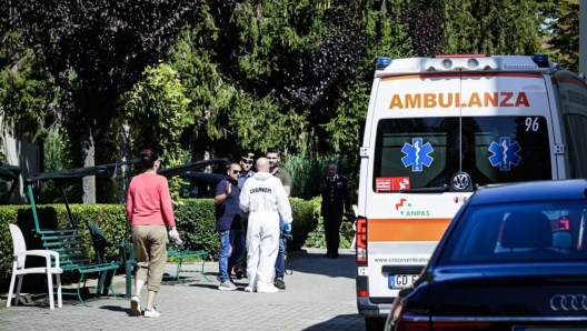 Un'ambulanza nei pressi del luogo della tragedia consumatasi ad Alessandria, 27 settembre 2023. Ha ucciso anche la moglie e il figlio l'uomo di 66 anni che si è ammazzato nel giardino dell'istituto di cura e riabilitazione Divina provvidenza di Alessandria, dopo avere ucciso la suocera, Carla Schiffo 78 anni. I carabinieri, secondo quanto si apprende, in seguito alla tragedia nell'istituto hanno cercato di rintracciare moglie e figlio dell'uomo, scoprendo quindi che la donna non era andata al lavoro e che il ragazzo non era a scuola. E' a quel punto che i militari sono andati a casa della famiglia e, sfondata la porta, hanno trovato i due cadaveri. ANSA NPK