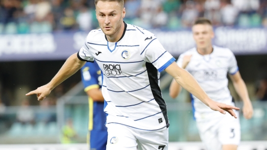 Atalanta's Teun Koopmeiners jubilates after scoring the goal 0-1 during the Italian Serie A soccer match Hellas Verona  vs Atalanta at Marcantonio Bentegodi stadium in Verona, Italy, 27 September 2023.  ANSA/EMANUELE PENNACCHIO