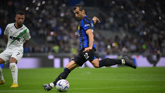 MILAN, ITALY - SEPTEMBER 27:  Henrikh Mkhitaryan of FC Internazionale in action during the Serie A TIM match between FC Internazionale and US Sassuolo at Stadio Giuseppe Meazza on September 27, 2023 in Milan, Italy. (Photo by Mattia Ozbot - Inter/Inter via Getty Images)