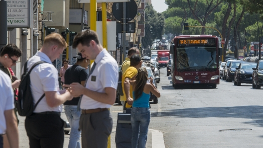 Foto Valentina Stefanelli/LaPresse 16 Agosto 2023 Roma, Italia - Cronaca - Roma -Metro A chiusa per lavori da Ottaviano ad Arco di Travertino- Autobus sostitutivi a San Giovanni. Nella foto gli Autobus sostitutivi  - Roma -Metro A chiusa per lavori da Ottaviano ad Arco di Travertino- Autobus sostitutivi a San Giovanni - fotografo: Stefanelli/Lapresse