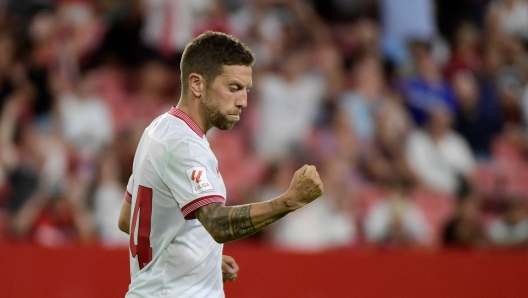 Sevilla's Argentinian midfielder Papu Gomez celebrates scoring a goal from the penalty spot during the Club Challenge match between Sevilla FC and Independiente del Valle in Seville on July 19, 2023. The Club Challenge football match pits the UEFA Europa League winners Seville against CONMEBOL Recupa Sudamericana winners Ecuador's Independiente del Valle. (Photo by CRISTINA QUICLER / AFP)