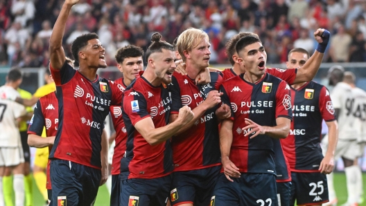 Genoa's Morten Thorsby (L) jubilates with his teammates after scoring the gol during the Italian Serie A match, Genoa CFC vs As Roma at Luigi Ferraris stadium in Genoa, Italy, 28 september 2023. ANSA/LUCA ZENNARO