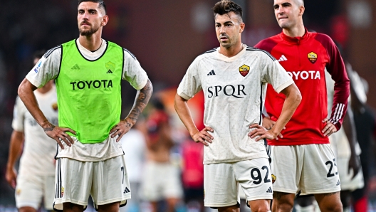 GENOA, ITALY - SEPTEMBER 28: Lorenzo Pellegrini (left), Stephan El Shaarawy and Gianluca Mancini of Roma look dejected after the Serie A TIM match between Genoa CFC and AS Roma at Stadio Luigi Ferraris on September 28, 2023 in Genoa, Italy. (Photo by Simone Arveda/Getty Images)