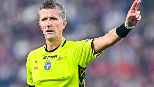 GENOA, ITALY - SEPTEMBER 28: Referee Daniele Orsato reacts during the Serie A TIM match between Genoa CFC and AS Roma at Stadio Luigi Ferraris on September 28, 2023 in Genoa, Italy. (Photo by Simone Arveda/Getty Images)