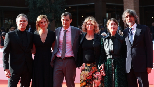 ROME, ITALY - OCTOBER 21: (L-R) Claudio Santamaria, Raffaella Rea, Director Stefano Cipani, Angela Finocchiaro, Giovanna Mezzogiorno and Sergio Rubini attend the red carpet for "Educazione Fisica" during the 17th Rome Film Festival at Auditorium Parco Della Musica on October 21, 2022 in Rome, Italy. (Photo by Vittorio Zunino Celotto/Getty Images)