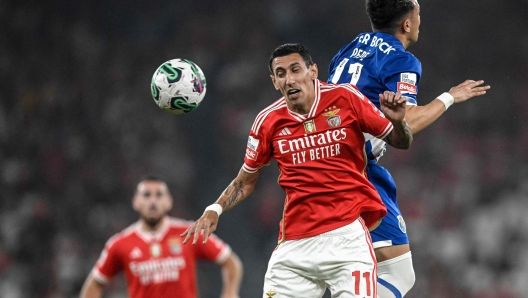 Benfica's Argentine forward #11 Angel Di Maria (L) vies for a header with Porto's Brazilian forward #11 Pepe during the Portuguese league football match between SL Benfica and FC Porto at the Luz stadium in Lisbon on September 29, 2023. (Photo by Patricia DE MELO MOREIRA / AFP)