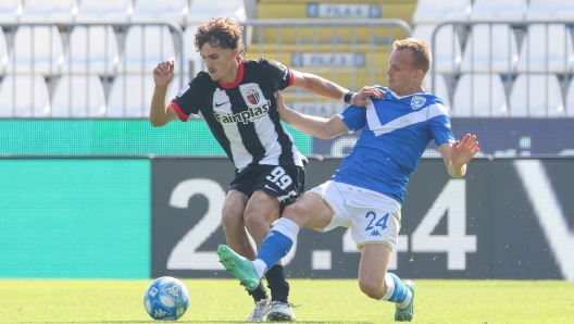 Foto Stefano Nicoli/LaPresse 30 Settembre 2023 Brescia, Italia - sport, calcio - Brescia vs Ascoli  - Campionato di calcio Serie BKT 2023/2024 - Stadio Mario Rigamonti. Nella foto:  Pablo Rodriguez (99 Ascoli Calcio) Lorenzo Maria Dickmann (24 Brescia)  September 30, 2023 Brescia, Italy - sport, soccer - Brescia vs Ascoli- Italian Football Championship League BKT 2023/2024 - Mario Rigamonti stadium. In the pic: Pablo Rodriguez (99 Ascoli Calcio) Lorenzo Maria Dickmann (24 Brescia)