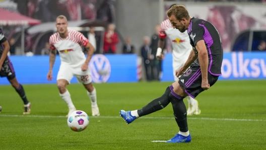 Bayern's Harry Kane scores his side's opening goal from the penalty spot during the German Bundesliga soccer match between Leipzig and Bayern Munich, at the Red Bull Arena stadium in Leipzig, Germany, Saturday, Sept. 30, 2023. (AP Photo/Matthias Schrader)