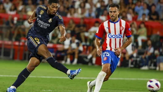 Real Madrid's Jude Bellingham, left, scores his side's third goal during a Spanish La Liga soccer match between Girona and Real Madrid, at the Montilivi stadium in Girona, Spain, Saturday, Sept. 30, 2023. (AP Photo/Joan Monfort)