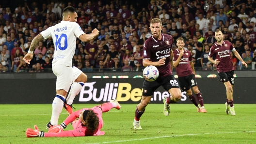 Inter's Lautaro Martinez scores the goal during the Italian Serie A soccer match US Salernitana vs FC Inter at the Arechi stadium in Salerno, Italy, 30 September 2023. ANSA/MASSIMO PICA