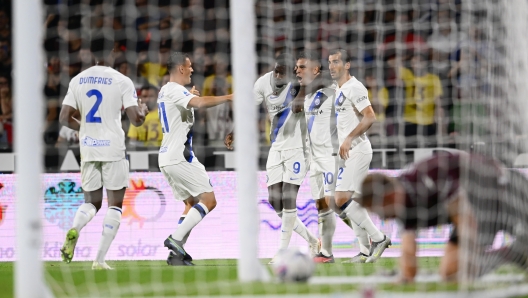 SALERNO, ITALY - SEPTEMBER 30:  Lautaro Martinez of FC Internazionale celebrates with team-mates after scoring the goal during the Serie A TIM match between US Salernitana and FC Internazionale at Stadio Arechi on September 30, 2023 in Salerno, Italy. (Photo by Mattia Pistoia - Inter/Inter via Getty Images)