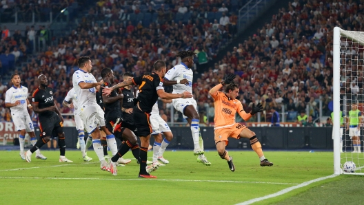 ROME, ITALY - OCTOBER 01: Lorenzo Pellegrini of AS Roma scores the team's second goal during the Serie A TIM match between AS Roma and Frosinone Calcio at Stadio Olimpico on October 01, 2023 in Rome, Italy. (Photo by Paolo Bruno/Getty Images)