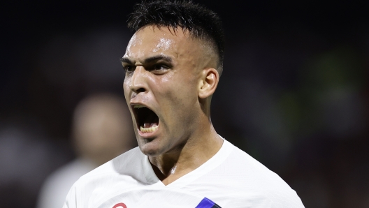 Foto Alessandro Garofalo/LaPresse 30 settembre 2023 Salerno, Italia sport calcio Salernitana vs Inter   - Campionato di calcio Serie A Tim 2023/2024 - Stadio Arechi. Nella foto: Lautaro Martinez (FC Inter);esulta dopo il gol      September 30  2023 Salernitana vs Inter - Italian Football Championship League league  A  2023/2024 - Arechi stadium. In the pic: Lautaro Martinez (FC Inter);celebrates after scoring