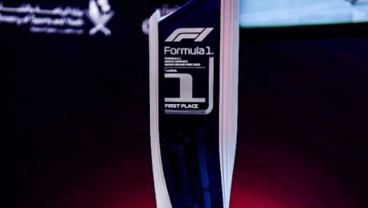 Un dettaglio del trofeo assegnato ai primi tre classificati nel GP del Qatar di F1