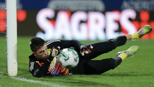 epa10865305 SL Benfica's goalkeeper Anatoliy Trubin warms up before the Portuguese First League soccer match between FC Vizela and SL Benfica, in Vizela, Portugal, 16 September 2023.  EPA/MANUEL FERNANDO ARAUJO