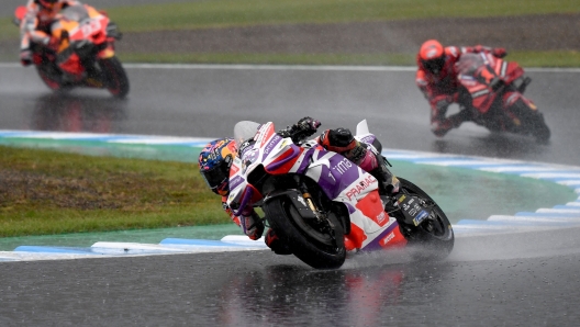 TOPSHOT - Prima Pramac Racing rider Jorge Martin of Spain (C) leads Ducati Lenovo Team rider Francesco Bagnaia of Italy (R) and Repsol Honda Team rider Marc Marquez of Spain (L) during rain fallen MotoGP Japanese Grand Prix at the Mobility Resort Motegi in Motegi, Tochigi prefecture on October 1, 2023. (Photo by Toshifumi KITAMURA / AFP)