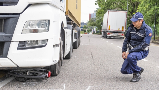 Polizia locale effettua i rilievi sul luogo dove un ciclista  stato investito e ucciso da un camion a Milano, 8 maggio, 2023. Il ciclista dopo l'impatto col mezzo pesante, un autoarticolato,  stato portato in codice rosso all'ospedale Niguarda dove poco dopo  deceduto a causa delle ferite riportate. Ansa/Andrea Fasani