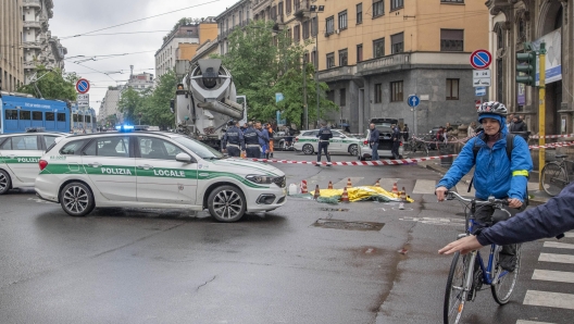 I rilievi della polizia locale nel punto in cui una donna di 39 anni è stata travolta e uccisa da una betoniera mentre era in sella alla sua bicicletta all'angolo tra via Francesco Sforza e Corso di Porta Vittoria nel pieno centro di Milano, 20 aprile 2021. ANSA/ ANDREA FASANI