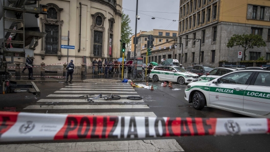 I rilievi della polizia locale nel punto in cui una donna di 39 anni  stata travolta e uccisa da una betoniera mentre era in sella alla sua bicicletta all'angolo tra via Francesco Sforza e Corso di Porta Vittoria nel pieno centro di Milano, 20 aprile 2021. ANSA/ ANDREA FASANI