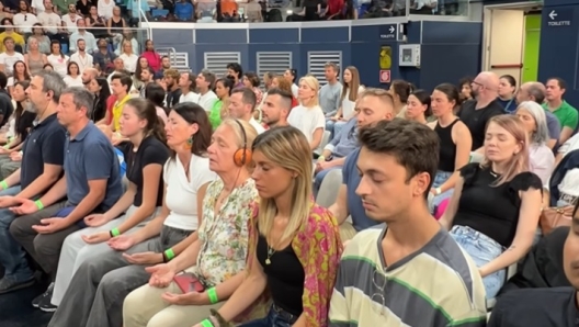 Sadhguru a Milano, gli spettatori durante la meditazione