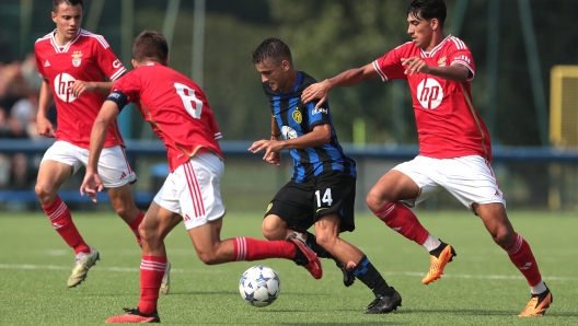 MILAN, ITALY - OCTOBER 03: Thomas Berenbruch of FC Internazionale is challenged during the UEFA Youth League match between FC Internazionale U19 and SL Benfica at Konami Youth Development Center on October 03, 2023 in Milan, Italy. (Photo by Emilio Andreoli - Inter/Inter via Getty Images )