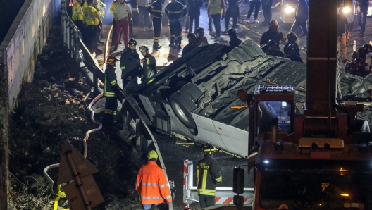 MESTRE, ITALY - OCTOBER 03: Emergency crew members work at the scene after a bus accident near Venice on October 03, 2023 in Mestre, Italy. A bus belonging to the transport company La Linea plunged from an overpass between Mestre and Marghera, plunging 10 meters and catching fire shortly before 8 p.m. At least 20 people are reported killed, including some minors, and many others injured. (Photo by Stefano Mazzola/Getty Images) *** BESTPIX ***