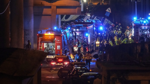 MESTRE, ITALY - OCTOBER 03: Emergency crew members work at the scene after a bus accident near Venice on October 03, 2023 in Mestre, Italy. A bus belonging to the transport company La Linea plunged from an overpass between Mestre and Marghera, plunging 10 meters and catching fire shortly before 8 p.m. At least 20 people are reported killed, including some minors, and many others injured. (Photo by Stefano Mazzola/Getty Images)