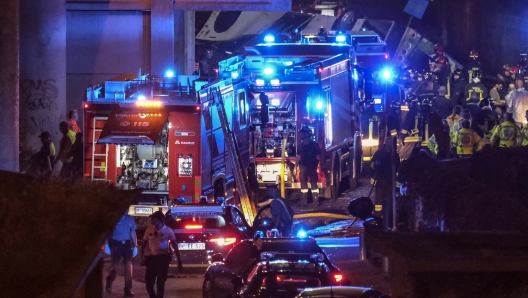 MESTRE, ITALY - OCTOBER 03: Emergency crew members work at the scene after a bus accident near Venice on October 03, 2023 in Mestre, Italy. A bus belonging to the transport company La Linea plunged from an overpass between Mestre and Marghera, plunging 10 meters and catching fire shortly before 8 p.m. At least 20 people are reported killed, including some minors, and many others injured. (Photo by Stefano Mazzola/Getty Images)